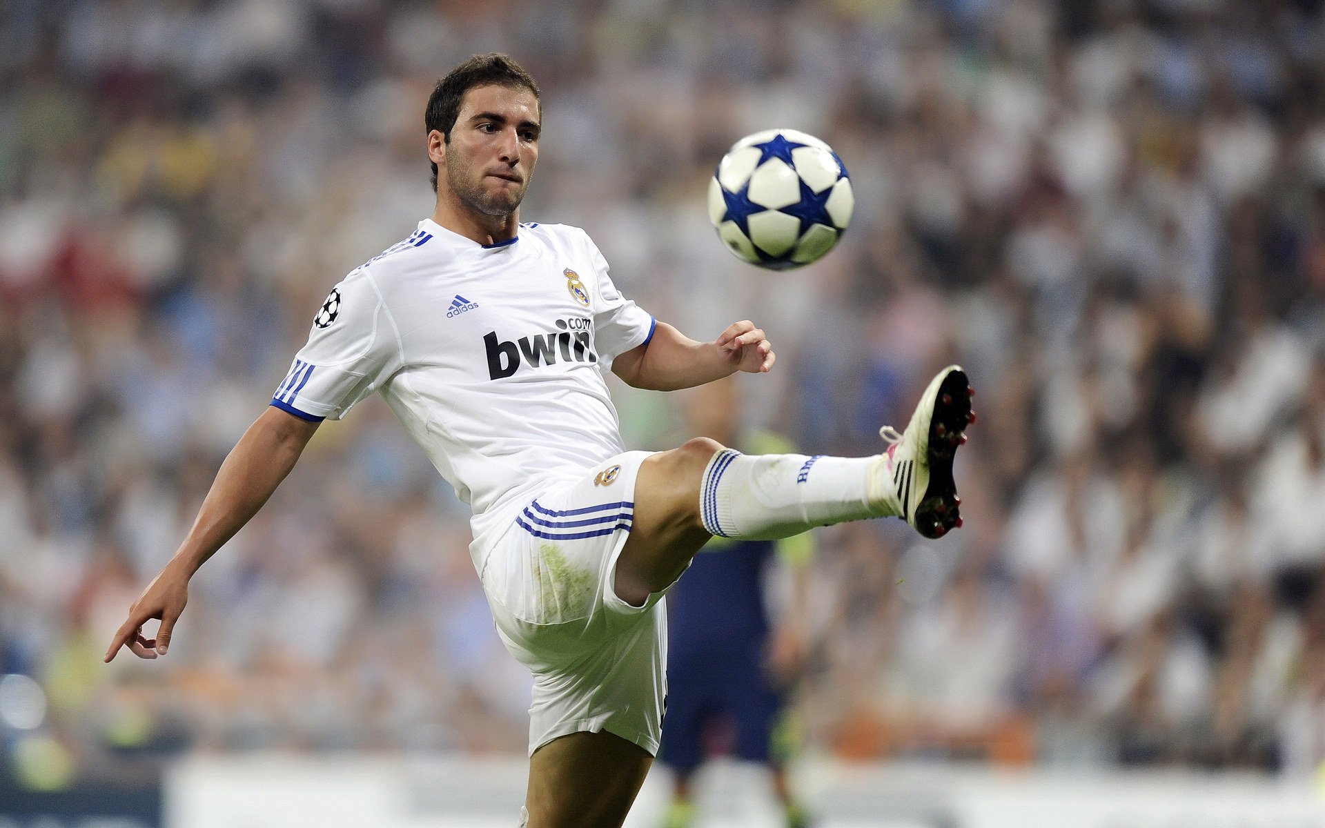 唯一性之夜，阿圭罗在亚特兰大的风暴眼中接管曼城命运